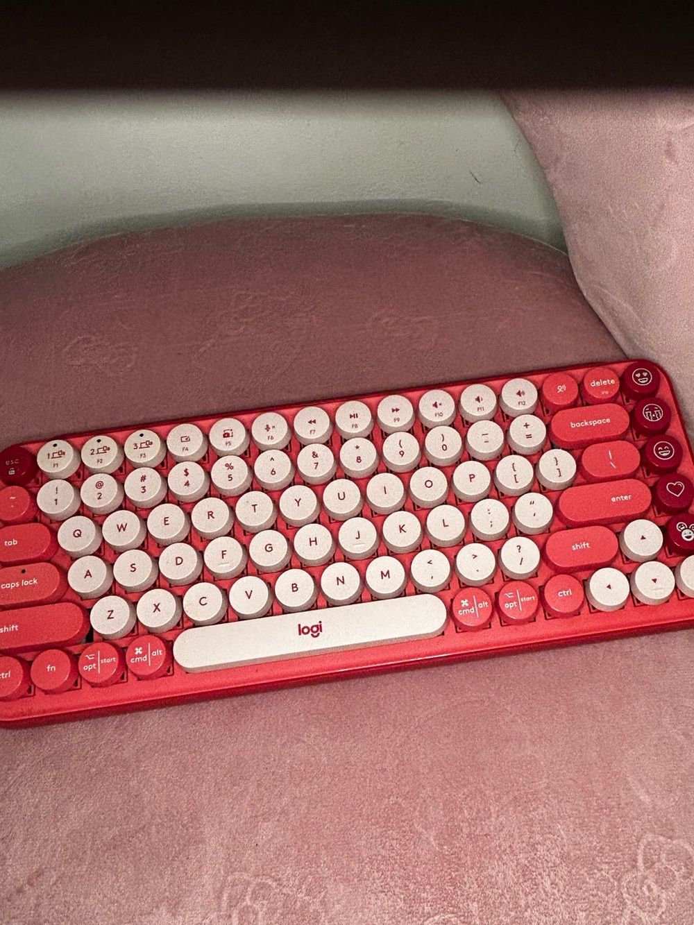 Logi Retro Round-Key Wireless Keyboard in Red & Cream(logitech)
